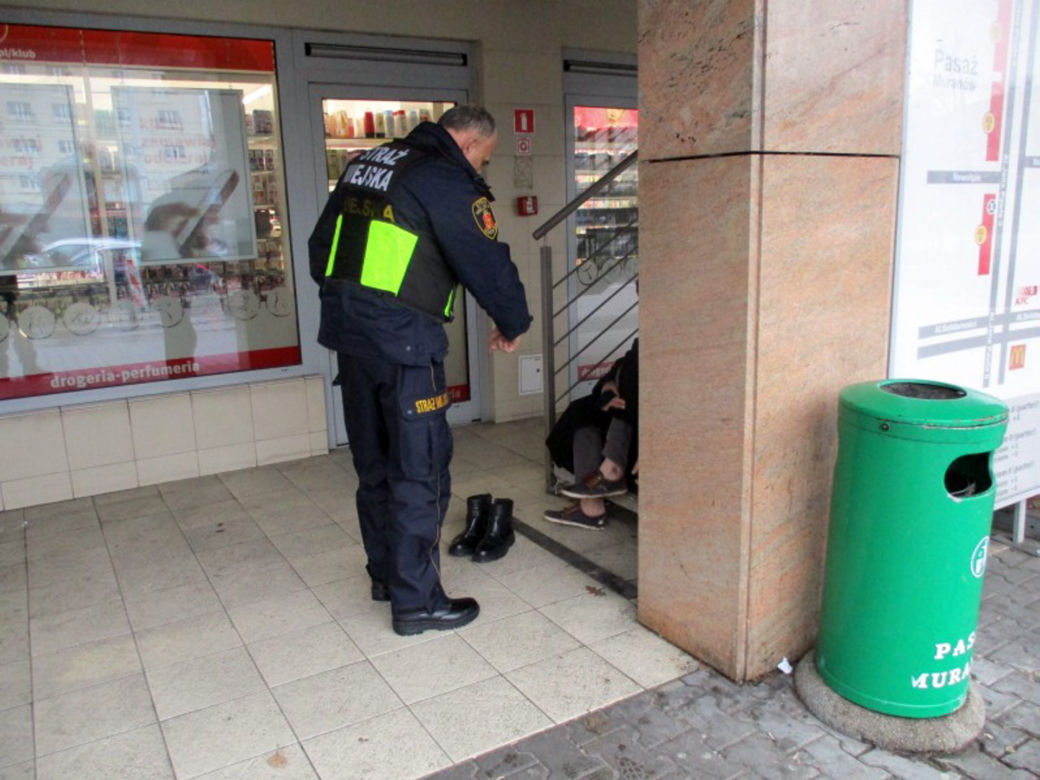 Straż Miejska dała buty bezdomnemu