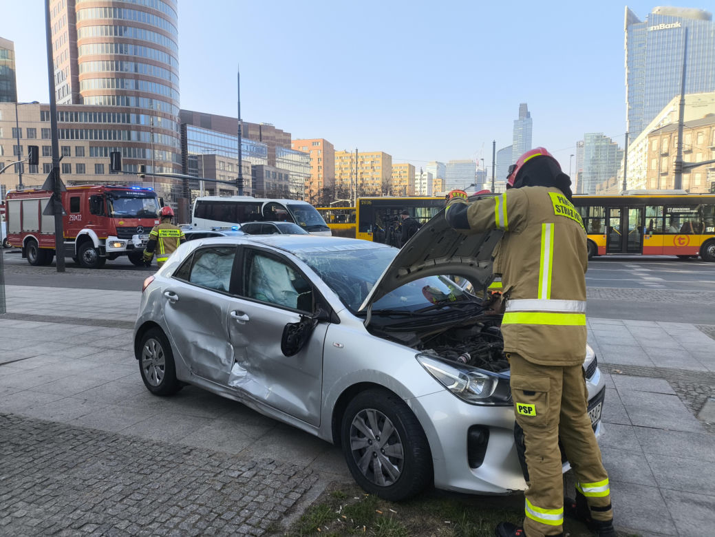 Dwa auta zderzyły się przy rondzie ONZ, jeden dachował