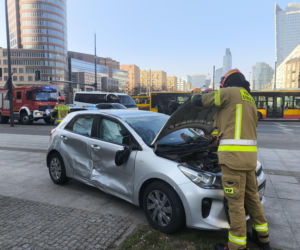 Dwa auta zderzyły się przy rondzie ONZ, jeden dachował