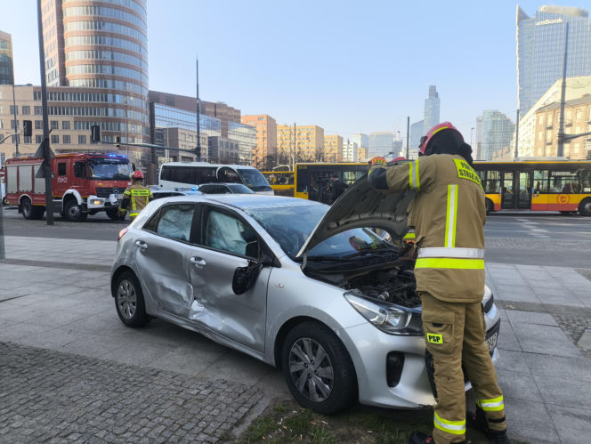 Dwa auta zderzyły się przy rondzie ONZ, jeden dachował