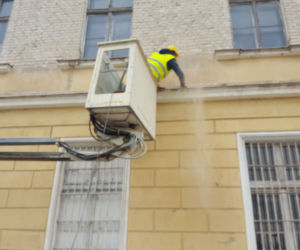 Lecą tynki z dawnego budynku kolejowego przy ul. Dworcowej
