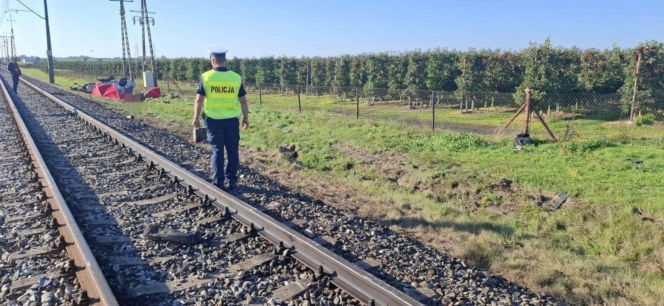 Tragiczne zderzenie pociągu z osobówką pod Wieluniem. Nie żyje 21-latek