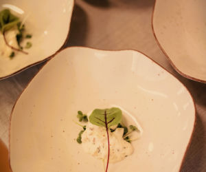 Polska rodzina serwowała obiad królowi Szwecji na polskiej zastawie i ręcznie wyszytych obrusach z Polski!