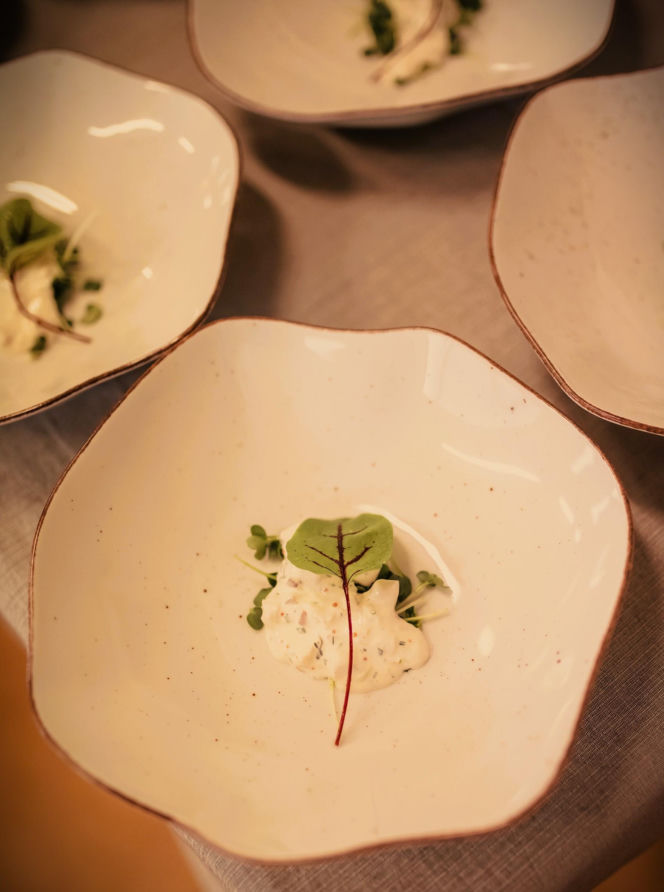 Polska rodzina serwowała obiad królowi Szwecji na polskiej zastawie i ręcznie wyszytych obrusach z Polski!