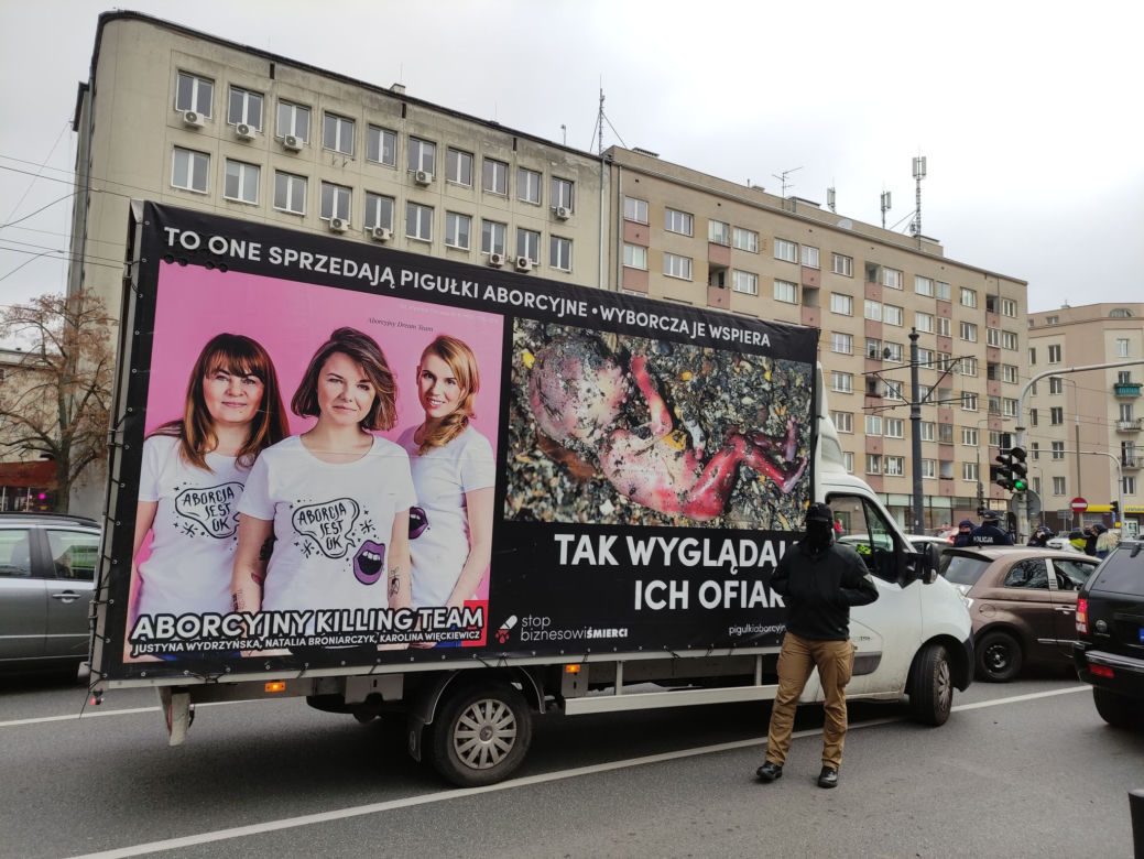 Ogromna awantura na ul. Puławskiej. Zablokowali furgonetkę antyaborcyjną 