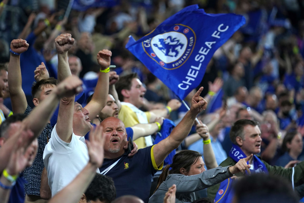 Piłkarze i kibice Chelsea Londyn świętują wygranie Ligi Mistrzów po zwycięstwie w finale 1:0 z Manchesterem City 