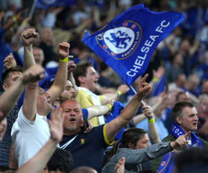 Piłkarze i kibice Chelsea Londyn świętują wygranie Ligi Mistrzów po zwycięstwie w finale 1:0 z Manchesterem City 