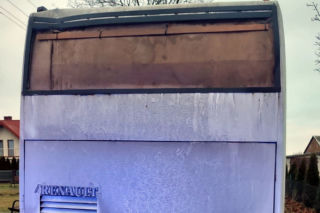 Mława: KARTON ZAMIAST SZYBY - takim autobusem woził dzieci do szkoły!