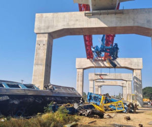 Dramat na torach w Tajlandii. Pociąg wykoleił się po uderzeniu dźwigu