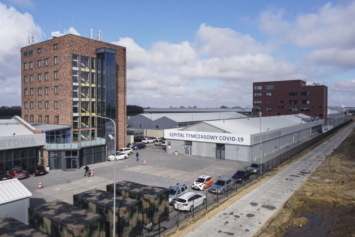 Szpital tymczasowy we Wrocławiu zaczyna przyjmować pierwszych pacjentów