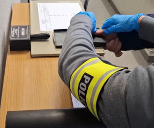 Podpalił posterunek policji w akcie zemsty. Myślał, że czapka i szalik uchronią go przed odpowiedzialnością