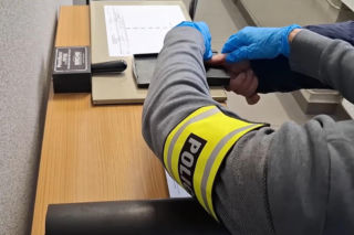 Podpalił posterunek policji w akcie zemsty. Myślał, że czapka i szalik uchronią go przed odpowiedzialnością