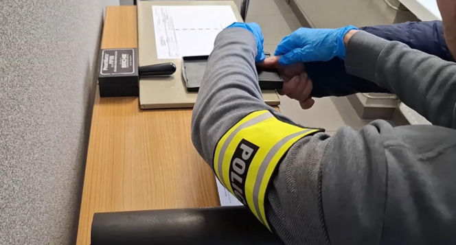 Podpalił posterunek policji w akcie zemsty. Myślał, że czapka i szalik uchronią go przed odpowiedzialnością