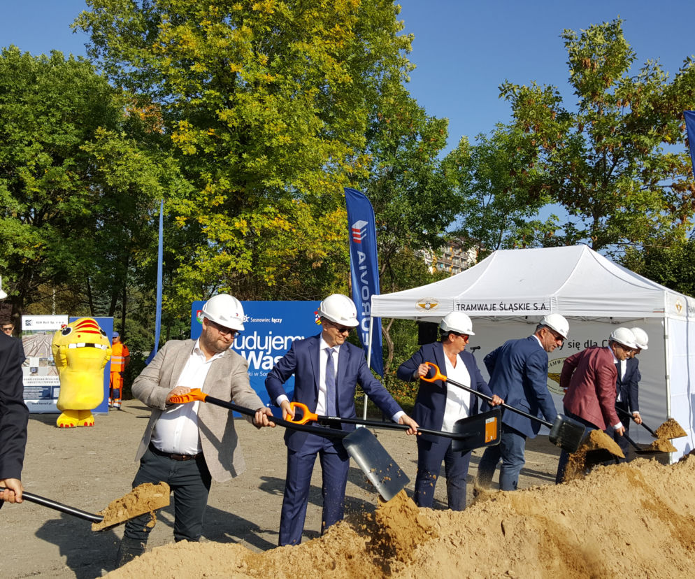 Uroczystość wbicia pierwszej łopaty pod budowę nowej linii tramwajowej w Sosnowcu 