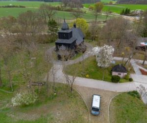 Policjanci pod kościołem w Wierzenicy pilnują świątynię