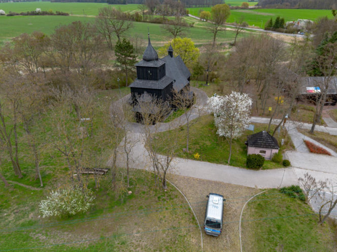 Policjanci pod kościołem w Wierzenicy pilnują świątynię