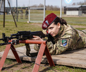 Pokaz nowoczesnego sprzętu wojskowego na stadionie przy Sybiraków