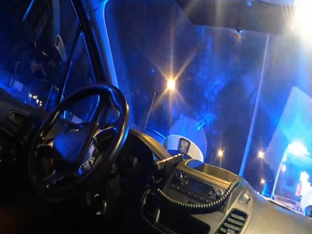 Radom. 26-latka uzbrojona w nóż. Dramatyczna interwencja policji na środku ulicy. Jest nagranie