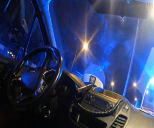 Radom. 26-latka uzbrojona w nóż. Dramatyczna interwencja policji na środku ulicy. Jest nagranie