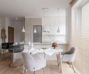 60-m, a w środku dwa pokolenia: rodzice i dorosłe dzieci. Postawili na jasne wnętrza!