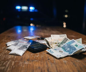 Zatrzymanie dilerów na Pradze Północ. Policja znalazła heroinę i kokainę