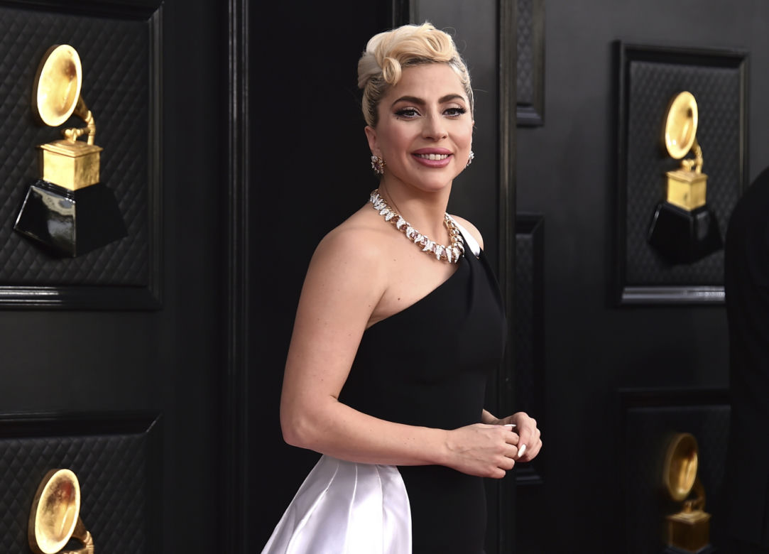 Pilnują sukienek Lady Gagi jak oka w głowie. Drogocenna szafa artystki
