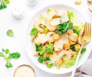 To nie jest zwykła sałatka cezar. Ten jeden składnik zmienia wszystko