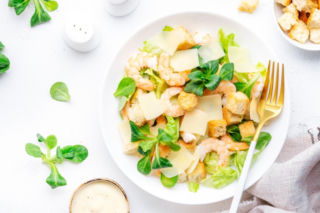 To nie jest zwykła sałatka cezar. Ten jeden składnik zmienia wszystko