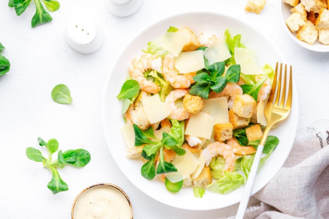 To nie jest zwykła sałatka cezar. Ten jeden składnik zmienia wszystko