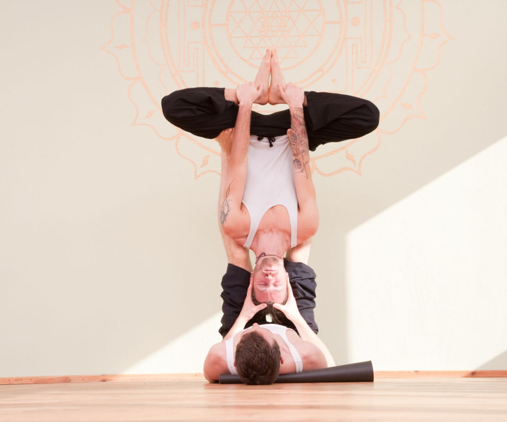Acroyoga — czym jest joga z elementami akrobatyki?