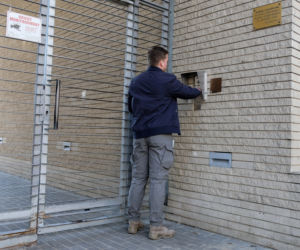 Harcerze pomagają seniorom w codziennych obowiązkach