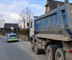 Pijany kierowca ciężarówki uderzył w śmieciarkę. Jedna osoba została ranna