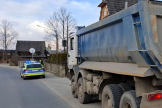 Pijany kierowca ciężarówki uderzył w śmieciarkę. Jedna osoba została ranna