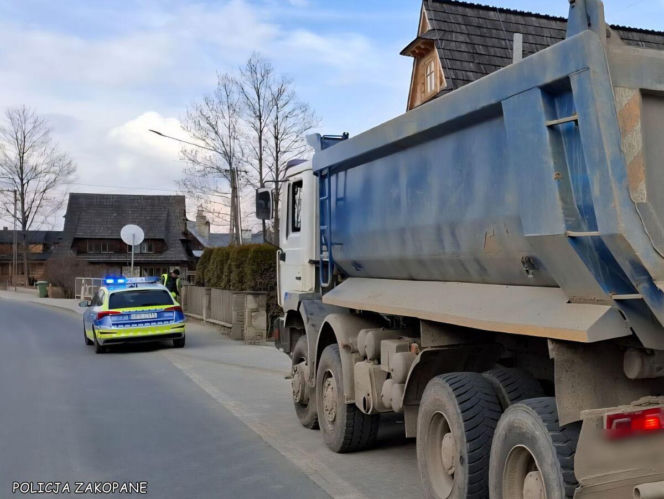 Pijany kierowca ciężarówki uderzył w śmieciarkę. Jedna osoba została ranna