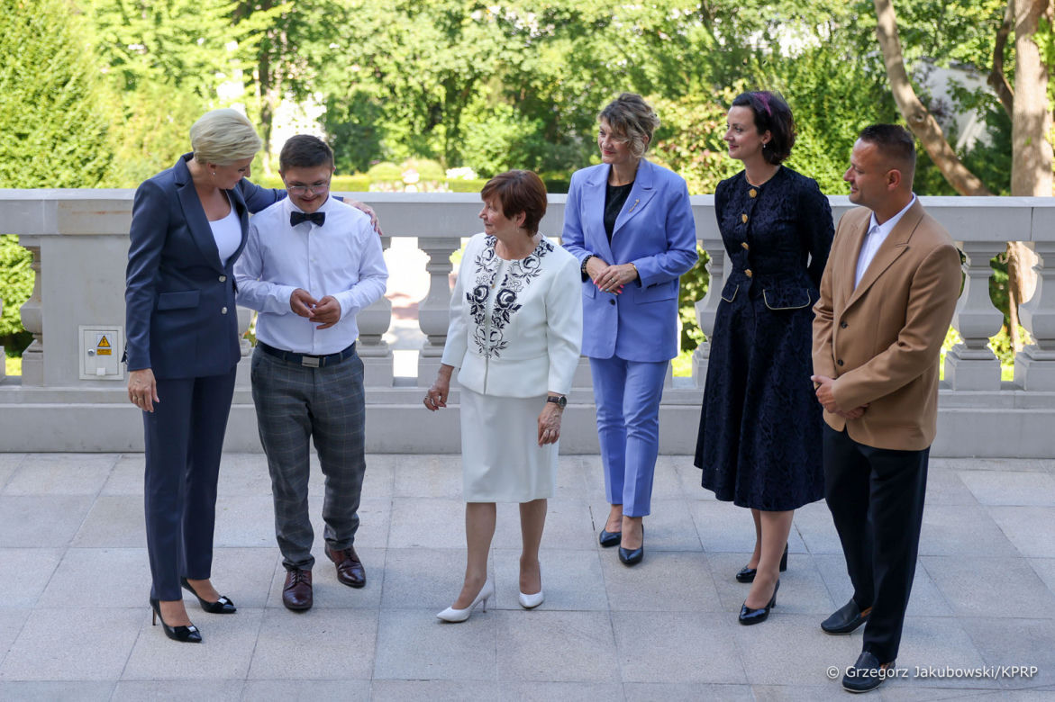 Projektant z zespołem Downa dał Agacie Dudzie prezent. Przepiękna suknia [ZDJĘCIA]