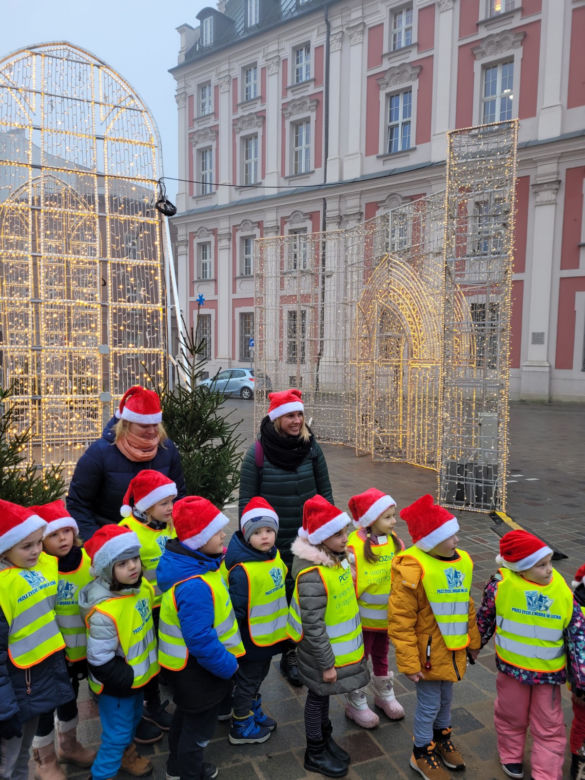 Poznańskie koziołki w świątecznych kubrakach