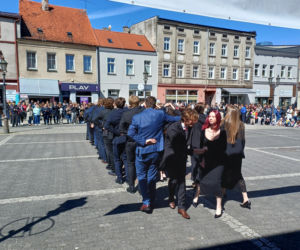 Polonez maturzystów z I LO na rynku w Ostrzeszowie