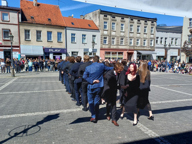 Polonez maturzystów z I LO na rynku w Ostrzeszowie