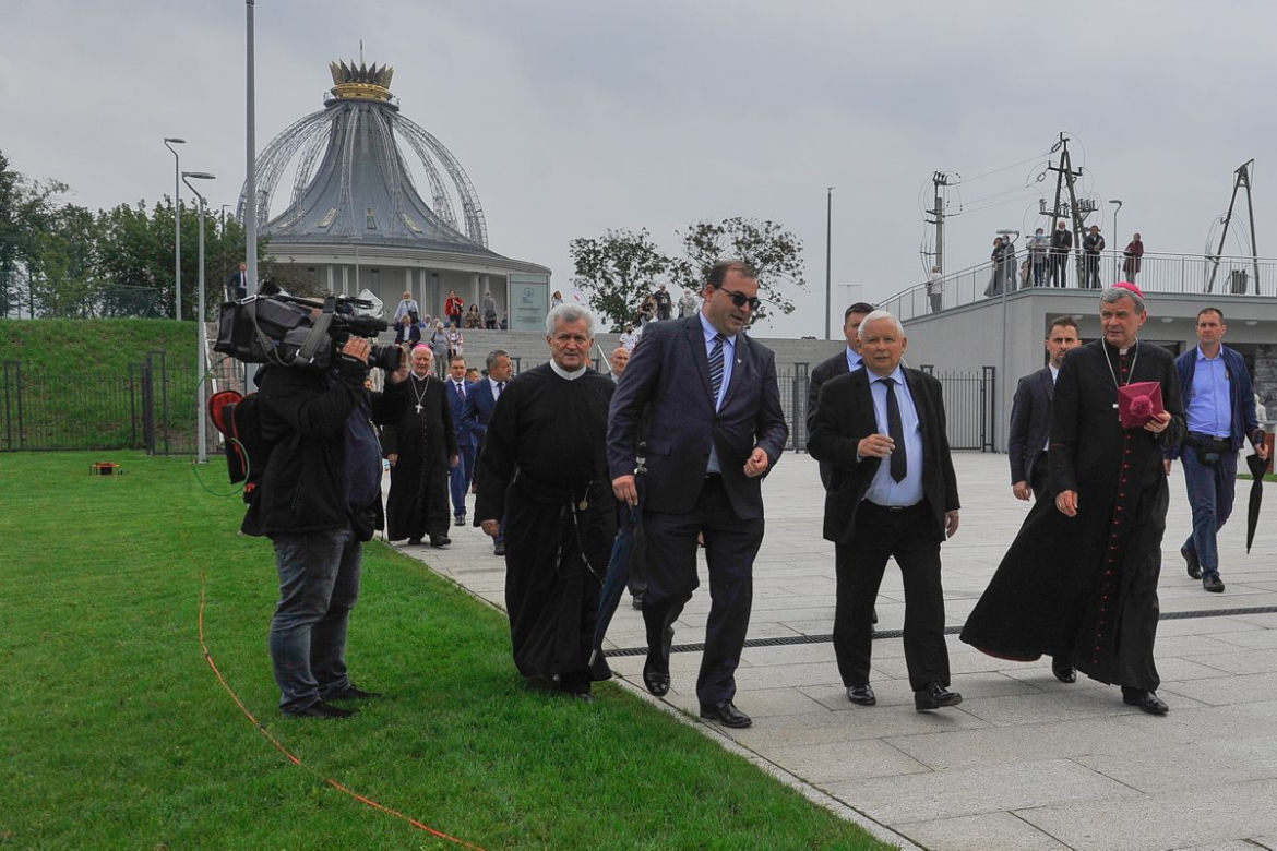 Ukłony dla Rydzyka, uśmiech dla Kaczyńskiego