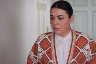 Panna młoda, odcinek 43: Bliscy martwią się o Mukadder. Kobieta wyszła z domu i nie daje znaku życia