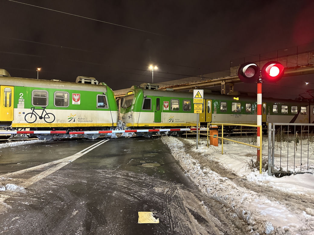 Warszawa: Pieszy wpadł pod pociąg na Targówku! Pilna akcja służb na ul. Naczelnikowskiej