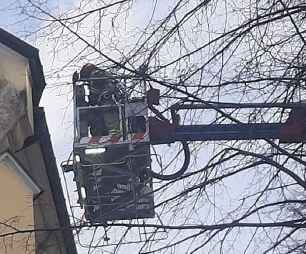 Wichury w Małopolsce. Uszkodzony dach kościoła w Siedlcach. Kilkaset interwencji strażaków