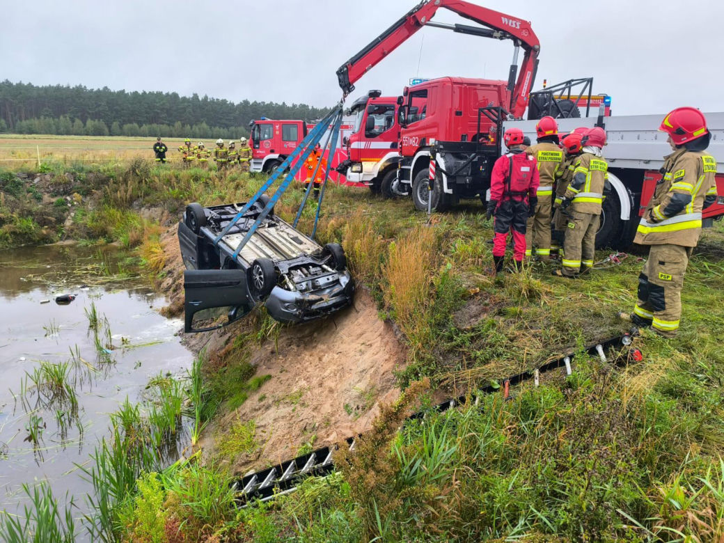 Tragedia w Łódzkiem. Strażacy wyłowili zatopiony samochód