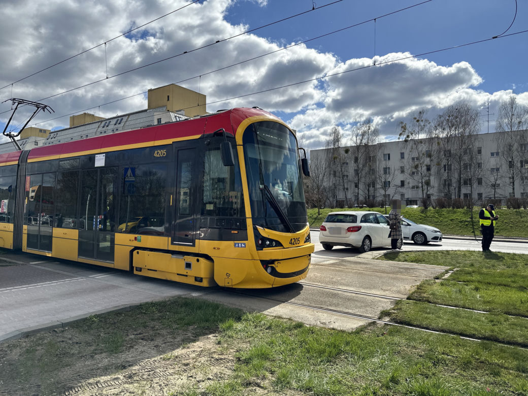 Zalana krwią pasażerka tramwaju. Makabryczny wypadek na warszawskiej Białołęce