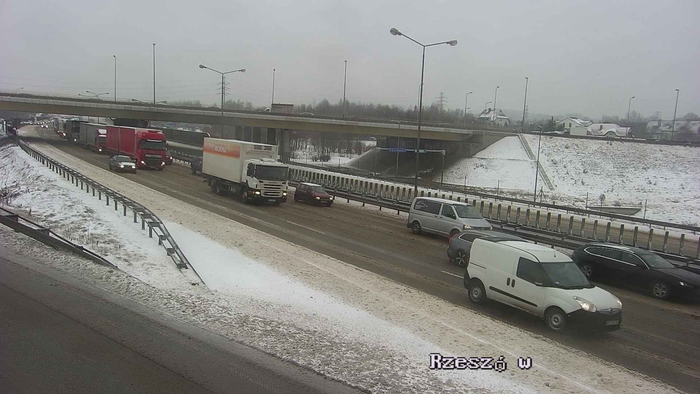 Ciężkie warunki na drogach dojazdowych do Krakowa. Jest bardzo ślisko! Zalega błoto pośniegowe