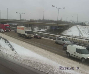 Ciężkie warunki na drogach dojazdowych do Krakowa. Jest bardzo ślisko! Zalega błoto pośniegowe
