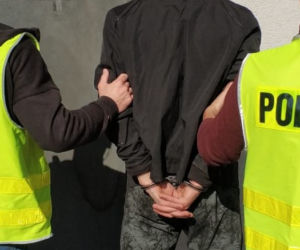 Bydgoszcz: Napadli na seniorkę w jej mieszkaniu. Trafili już za kraty