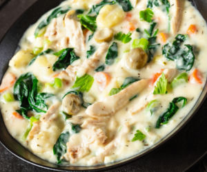 Obiad z jednej patelni, za który rodzina cię pokocha! Kremowy kurczak z gnocchi i szpinakiem