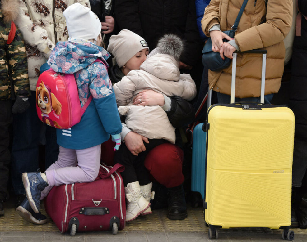 Ukraińcy uciekają przed wojną. Szturm na pociągi i autobusy we Lwowie