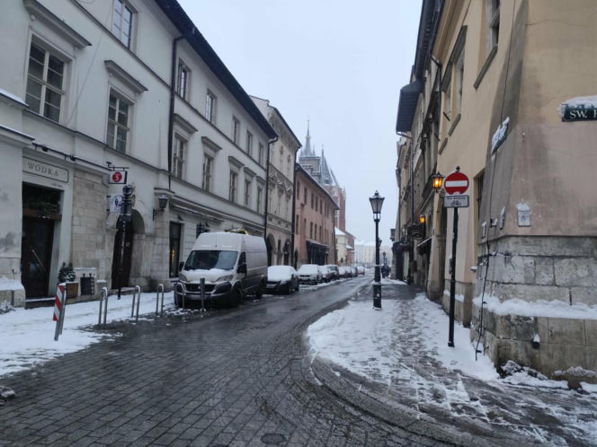 Potężny atak zimy w Krakowie! Śnieg nie odpuści, synoptycy nie mają dobrych informacji